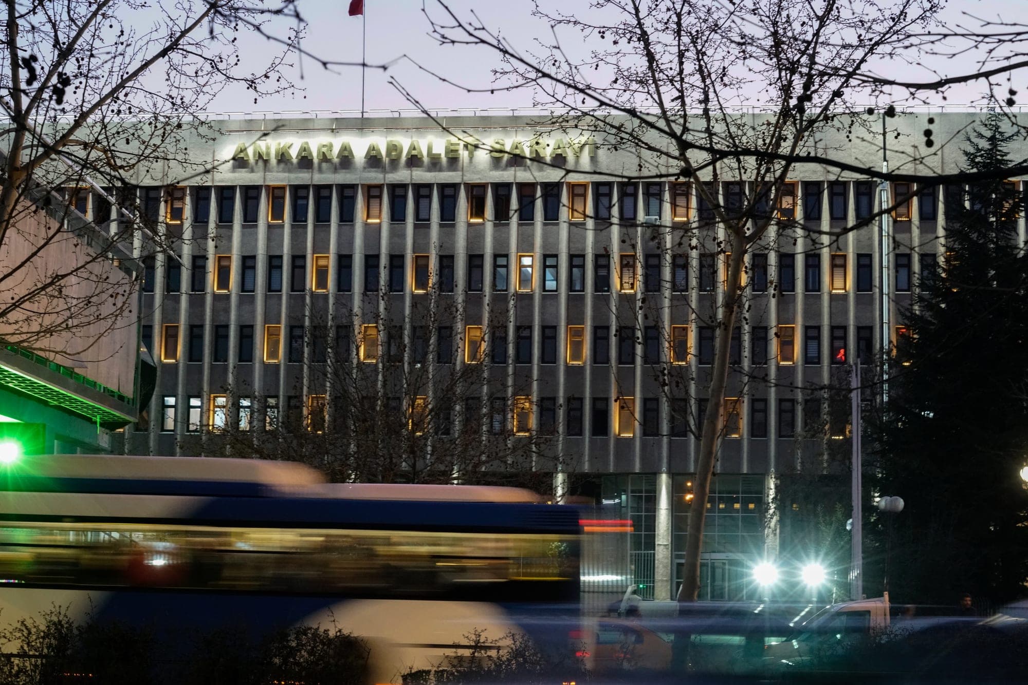 Akşam saatlerinde Ankara Adalet Sarayı cephesi ve önünden geçen trafik